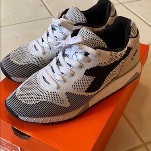 8 - Diadora - V. 7000 - White and Black